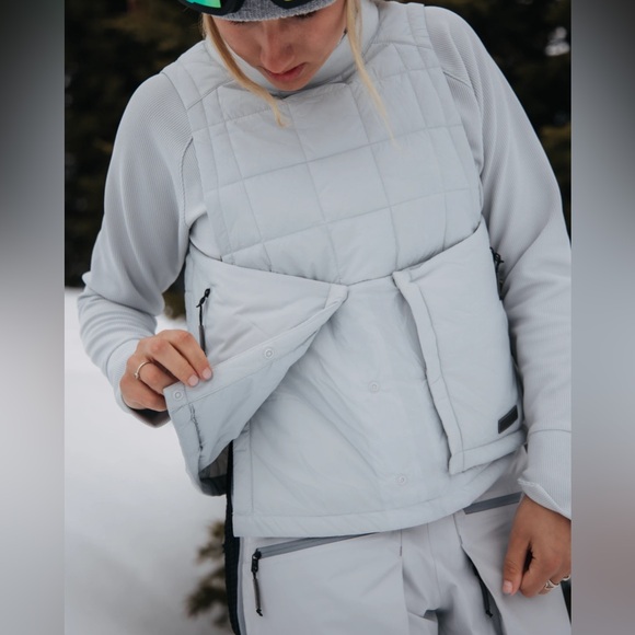 NWT Women's Burton Carbonate Insulated Vest - Picture 3 of 16